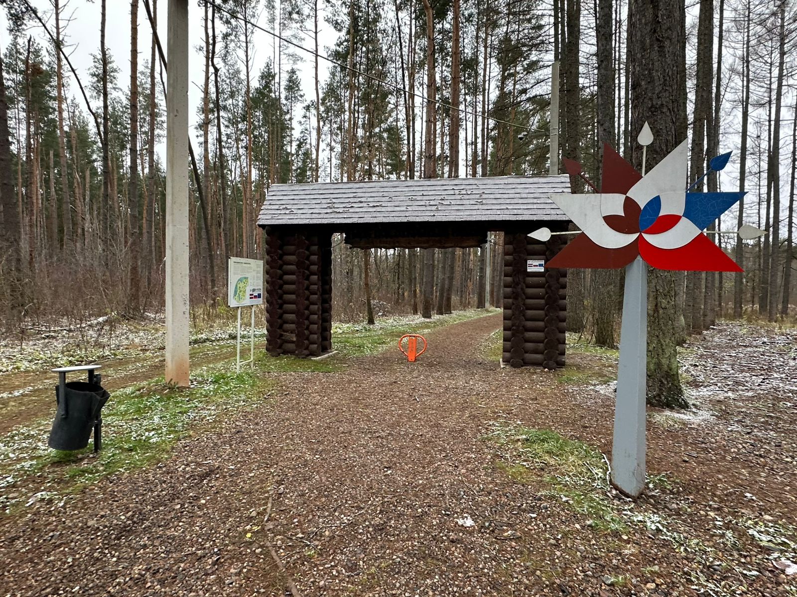 В Парке без границ продолжается уборка.