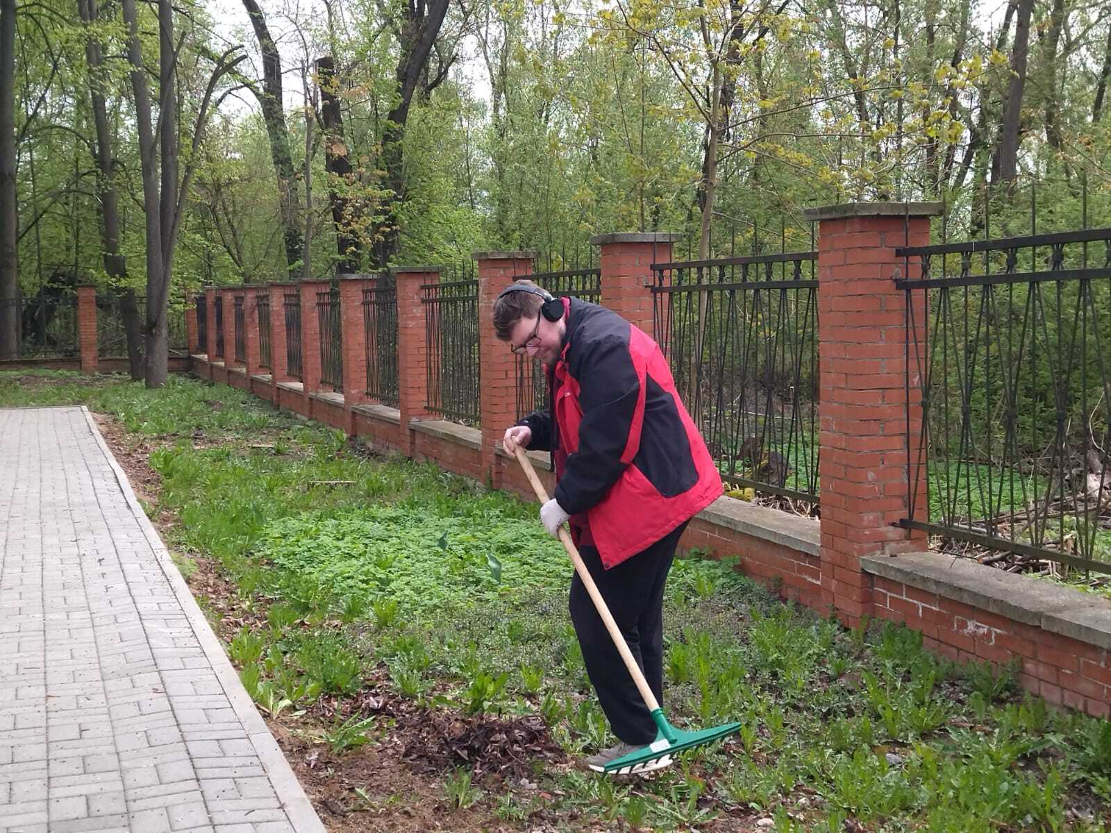 В Великих Луках прошла уборка территории Мемориального воинского захоронения на улице Дьяконова..
