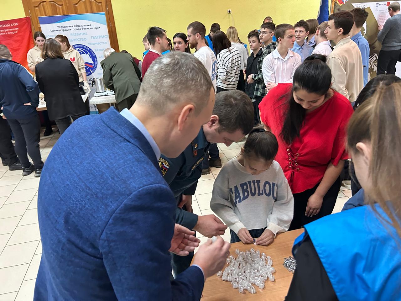 В ДК ЛК проходит акция «Нашим героям», посвящённая защитникам Отечества..