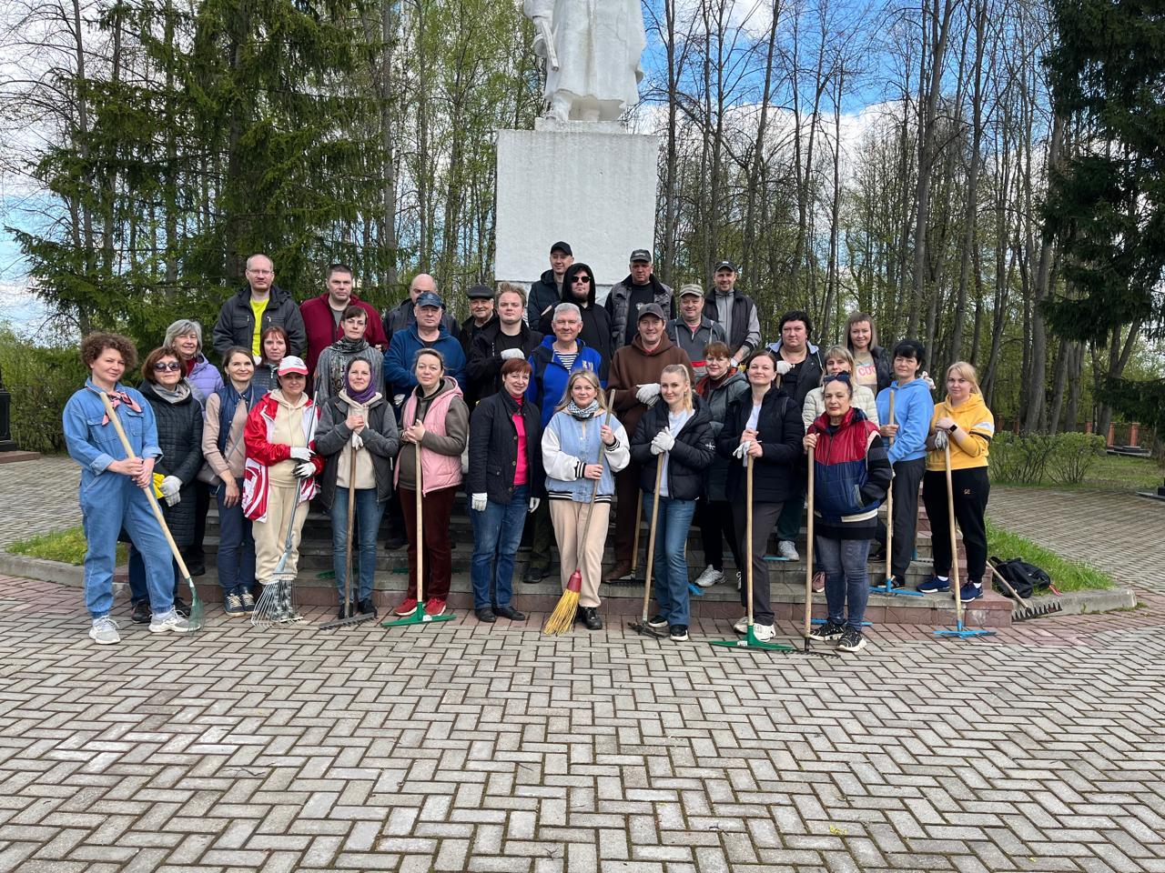 Сотрудники Администрации города, управлений и комитетов вышли на весенний субботник.