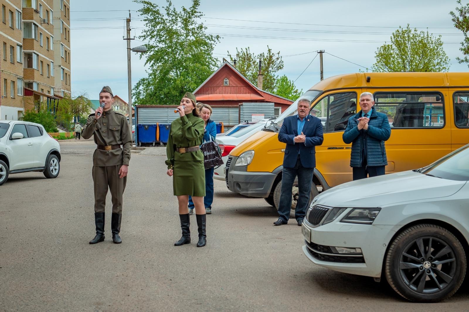 Ветераны Великой Отечественной войны принимают поздравления с праздником.