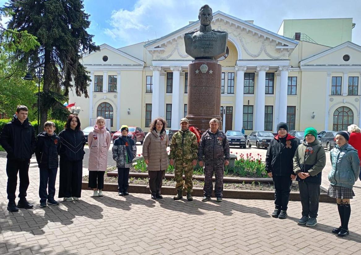 Активисты школьного музея почтили память героев Великой Отечественной войны.