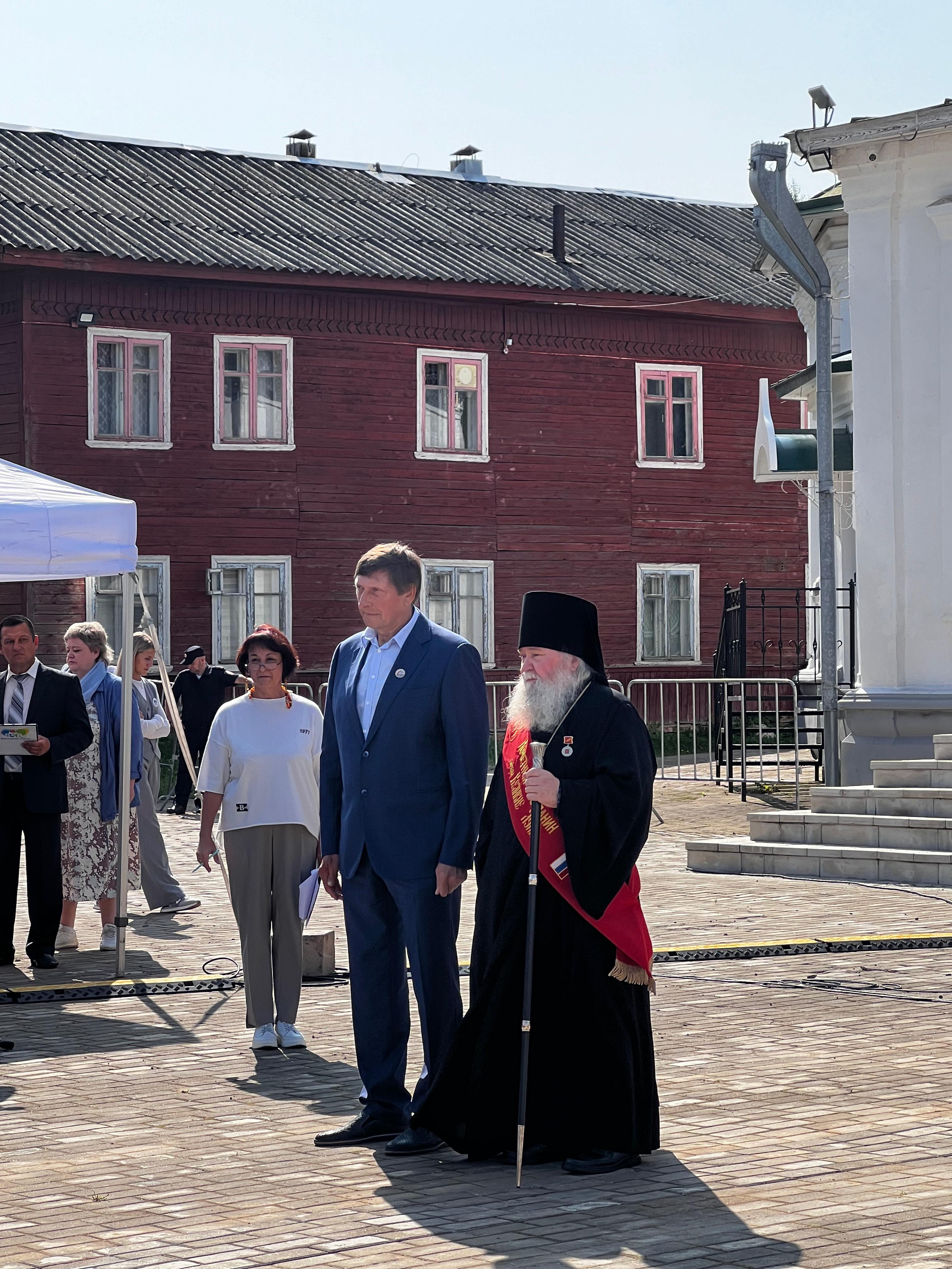 День города в Великих Луках начался с благовеста.