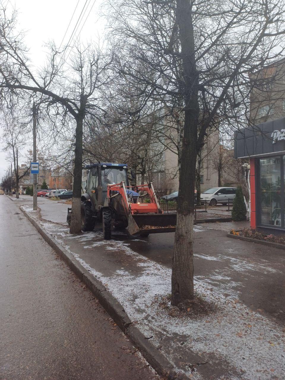 В городе проводят уборку Сотрудники МП «Спецавтохозяйство».