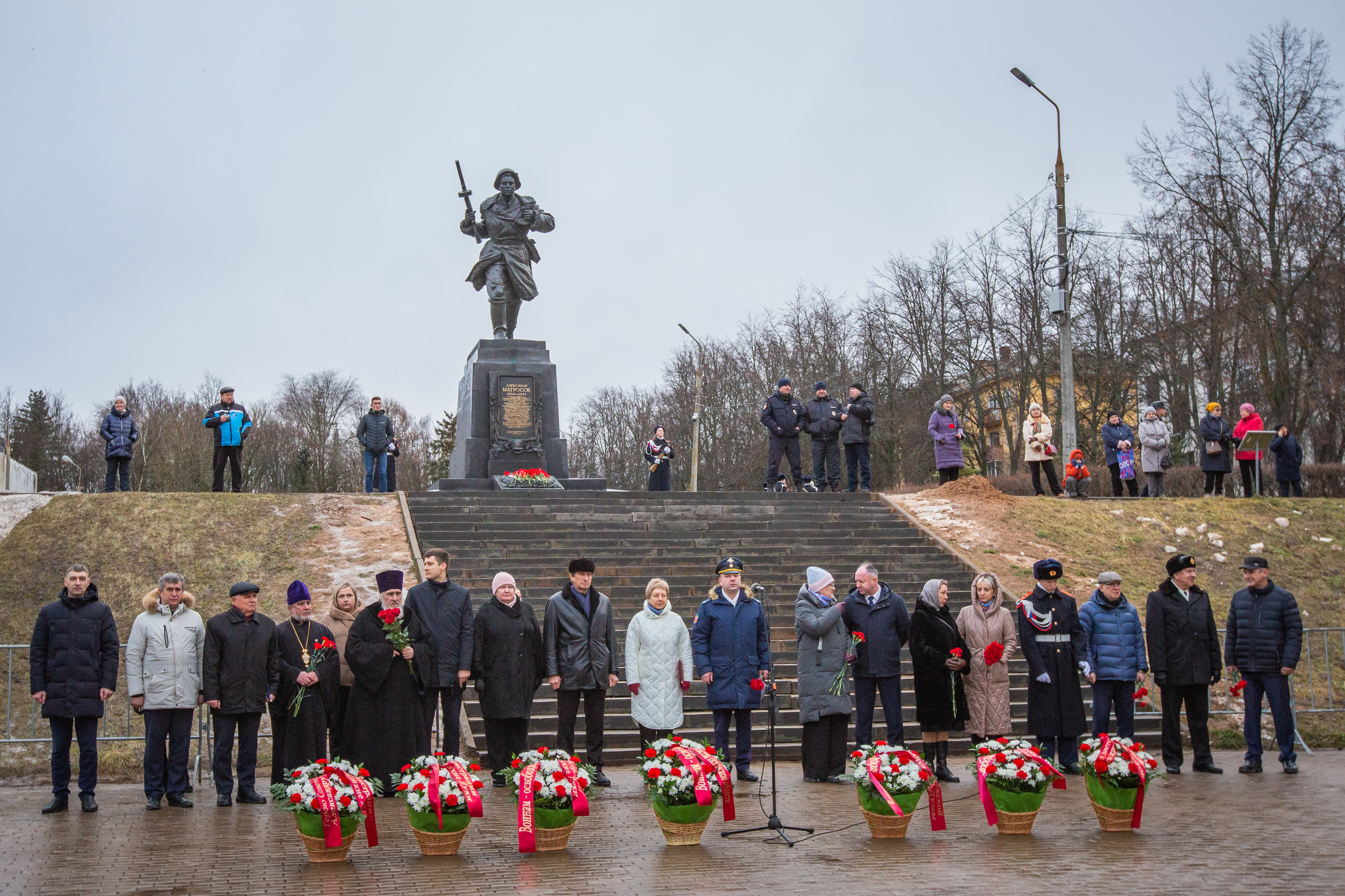 Праздничные мероприятия, посвященные 82-й годовщине со дня освобождения города от немецко-фашистских захватчиков, продолжились торжественным митингом у Вечного огня. .