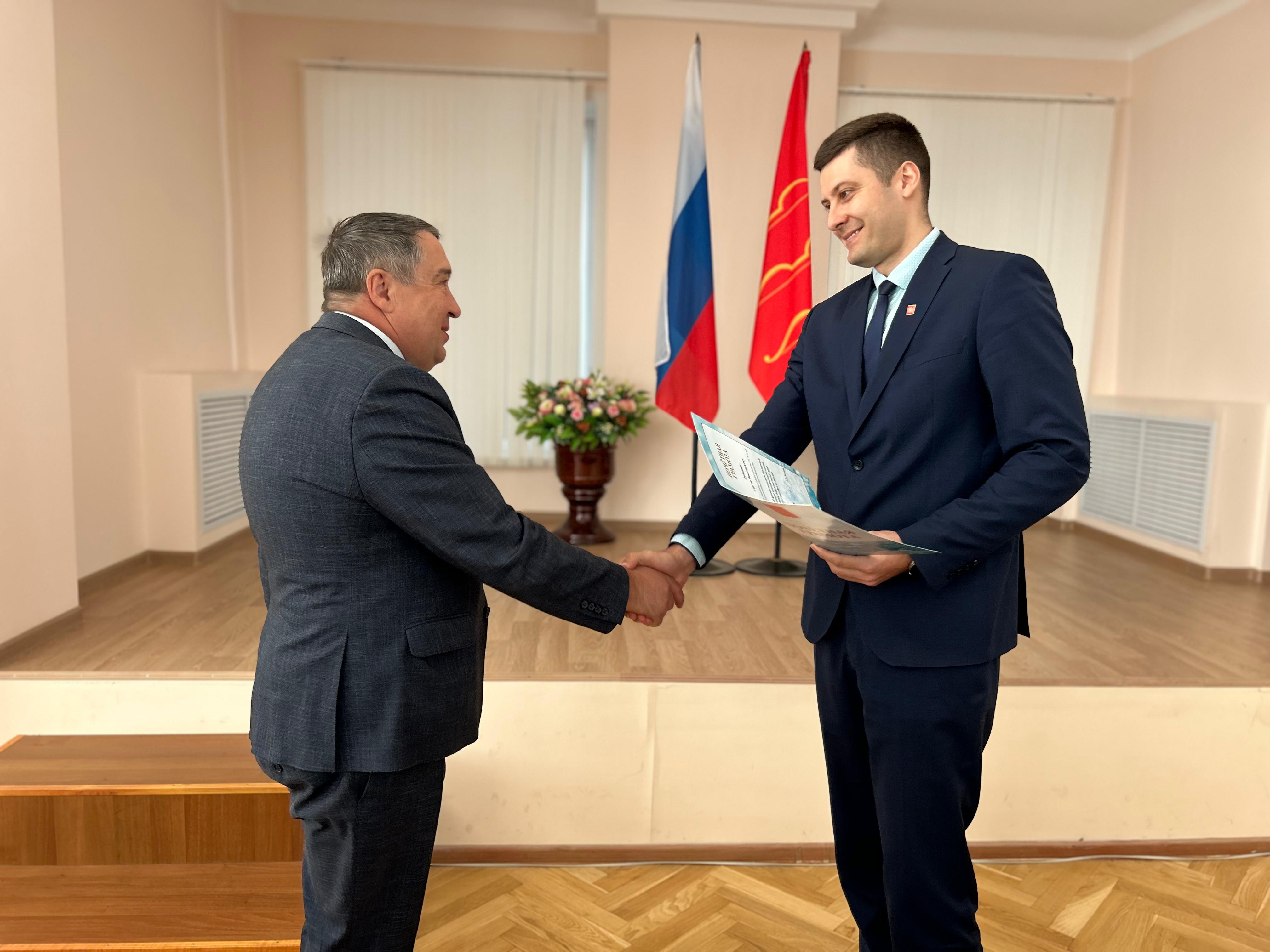 Глава Администрации города Великие Луки Андрей Беляев вручил Почетную грамоту Администрации города Сергею Викторовичу Дубинину.