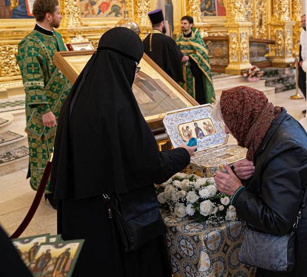 Принесение мощей преподобной Евфросинии Полоцкой в Великолукскую епархию.