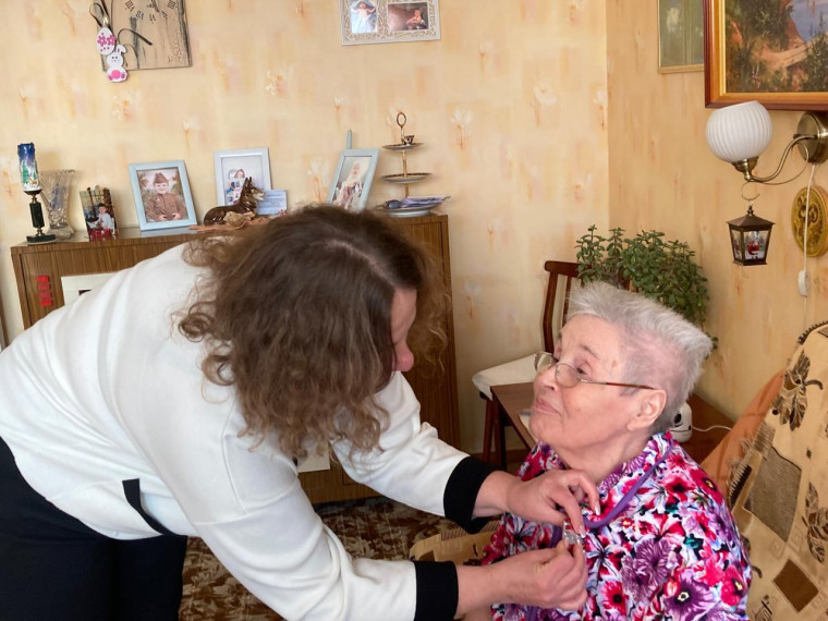 Сотрудники Управления образования вручают медали ветеранам ВОВ на дому. Сотрудники Управления образования вручают медали ветеранам ВОВ на дому.