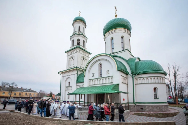 В Великих Луках торжественно освятили новый храм. В Великих Луках торжественно освятили новый храм.
